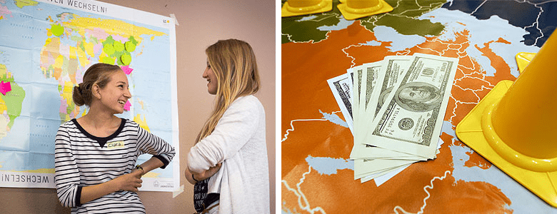 Links: Zwei junge Frauen vor einer Weltkarte „Perspektiven wechseln“. Rechts: Der Ausschnitt einer Weltkartenplane, auf der Spielgeld und ein Hütchen liegen.