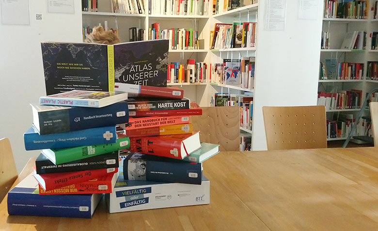 Bücherstapel in der Bücherei