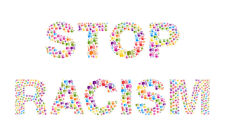 Verschiedenfarbige Handabdrücke bilden den Schriftzug "Stop racism".