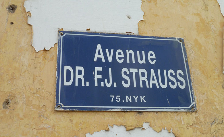Ein Straßenschild verweist auf die „Avenue Dr. F.J. Strauss“ in Lomé, Togo.