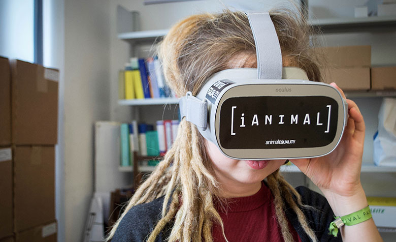 Ein Mädchen hat eine Virtual Reality Brille aufgesetzt