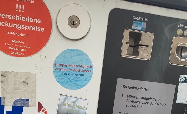 Ausschnitt eines Automaten mit Sticker zur Seenotrettung darauf