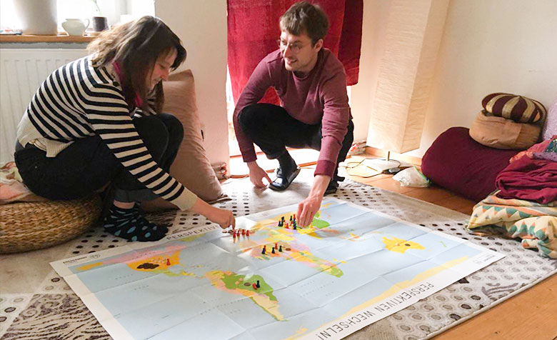 David und Josie knien vor der Weltkarte Perspektiven wechseln von BtE