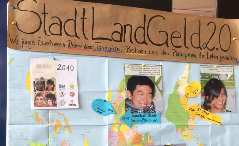 Weltkarte mit Portraits und Infos von fünf Menschen von fünf Kontinenten