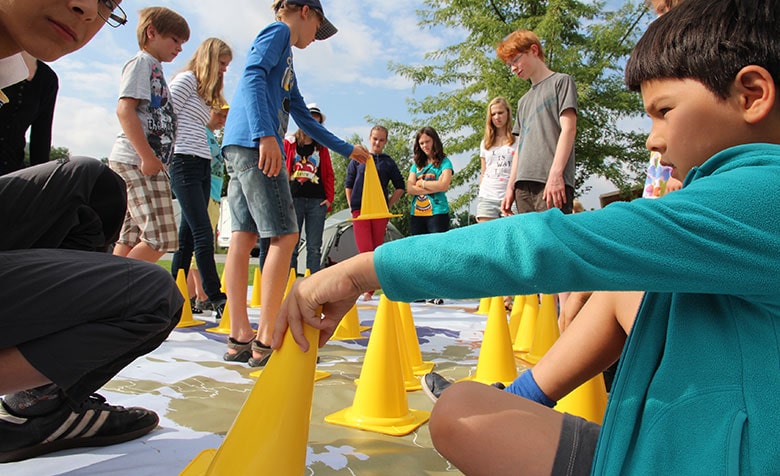 Einsatz der Methode Weltspiel – Kinder mit gelben Hütchen