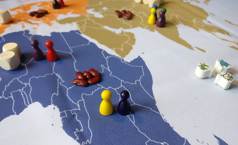 Nahaufnahme des Weltspiels, Ausschnitt Afrika, mit verschiedenen Spielfiguren darauf.
