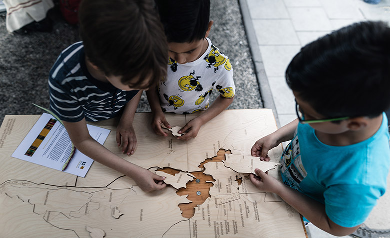 3 Kinder puzzeln das Lateinamerika Puzzle