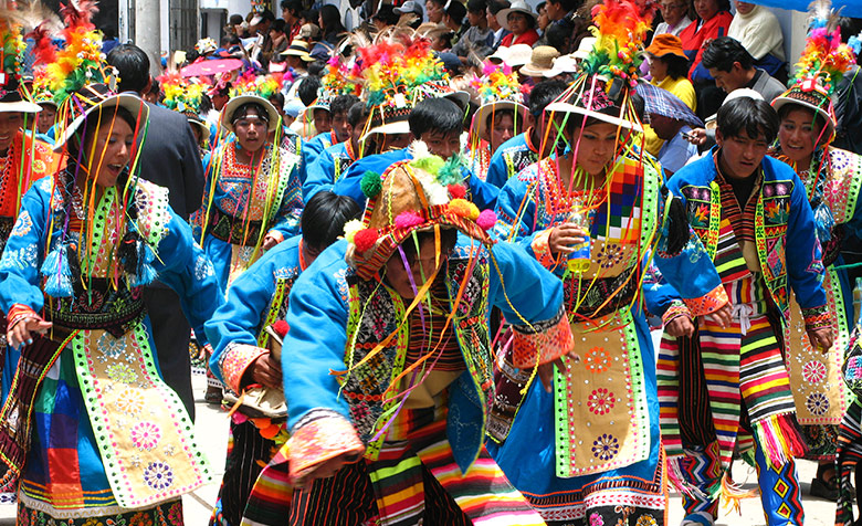 Eine Tanzgruppe tanzt in bunten Trachten auf dem Volksfest zu Ehren der „Virgen Candelaria“ in Puno, Peru.