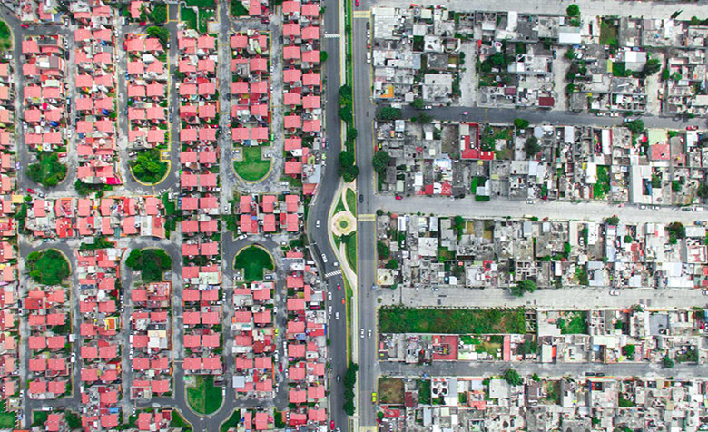 Luftaufnahme zweier ungleicher Wohnsiedlungen aus der Serie „Unequal Scenes“ in Mexiko City.