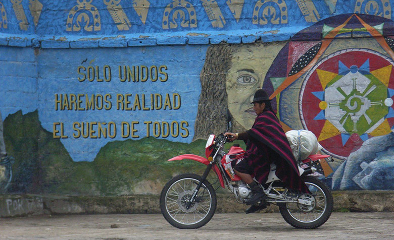 Wandgemälde in Saraguro, Ecuador mit dem Spruch „Nur gemeinsam können wir den Traum aller verwirklichen“